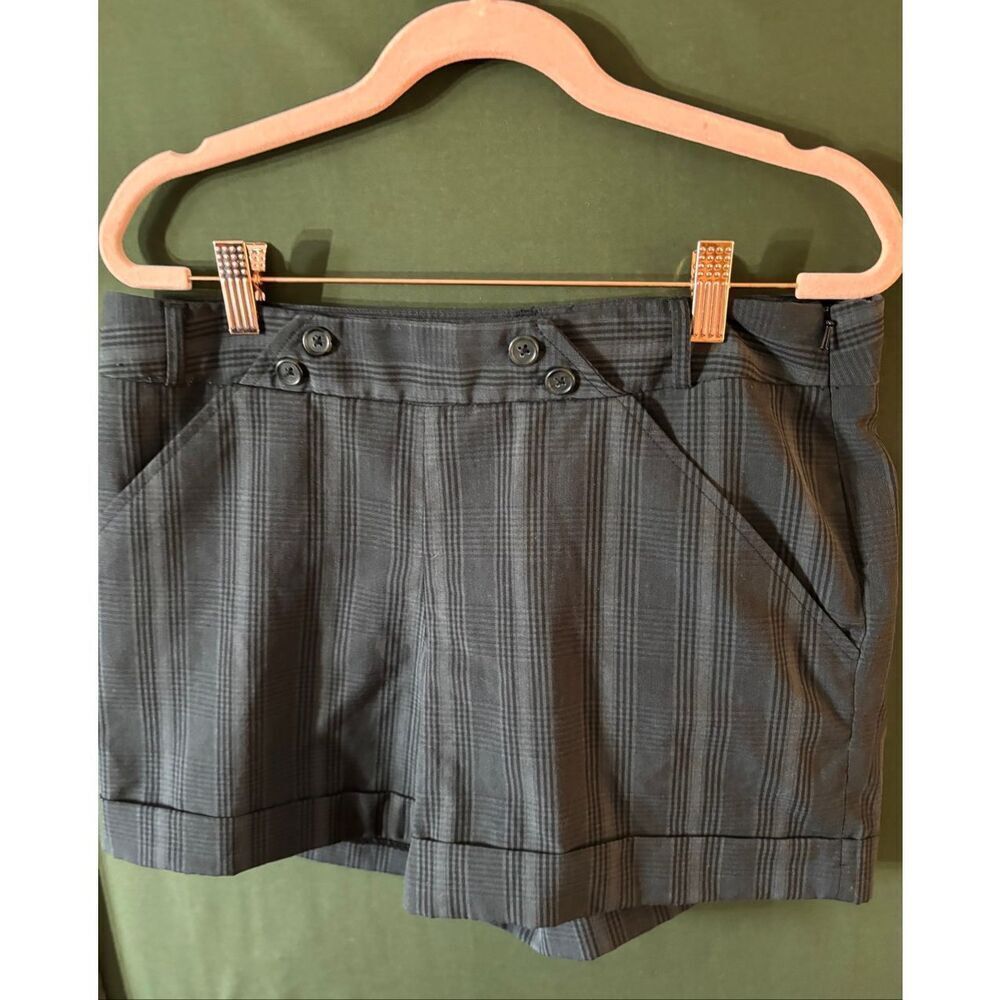 Daisy Fuentes size 8 plaid shorts